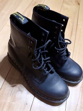 Dr. Martens 1460 Black Leather 8 Eye Combat Boots AirWair Men’s 9 Women’s 10